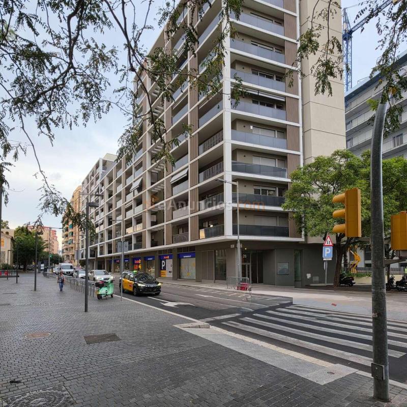 Valencia Rusa presenta un piso de dos dormitorios y dos baños con terraza, ascensor y piscina comunitaria en la avenida del Carrilet.