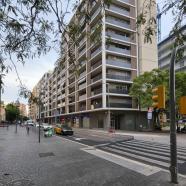 Valencia Rusa presenta un piso de dos dormitorios y dos baños con terraza, ascensor y piscina comunitaria en la avenida del Carrilet.