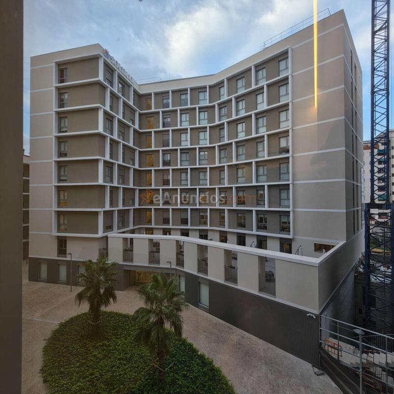 Valencia Rusa presenta un piso de dos dormitorios y dos baños con terraza, ascensor y piscina comunitaria en la avenida del Carrilet.