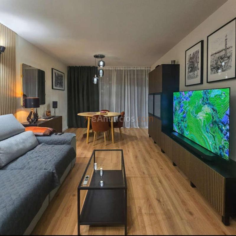 Valencia Rusa presenta un piso de dos dormitorios y dos baños con terraza, ascensor y piscina comunitaria en la avenida del Carrilet.