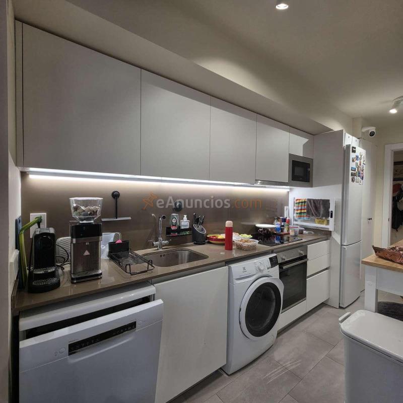 Valencia Rusa presenta un piso de dos dormitorios y dos baños con terraza, ascensor y piscina comunitaria en la avenida del Carrilet.