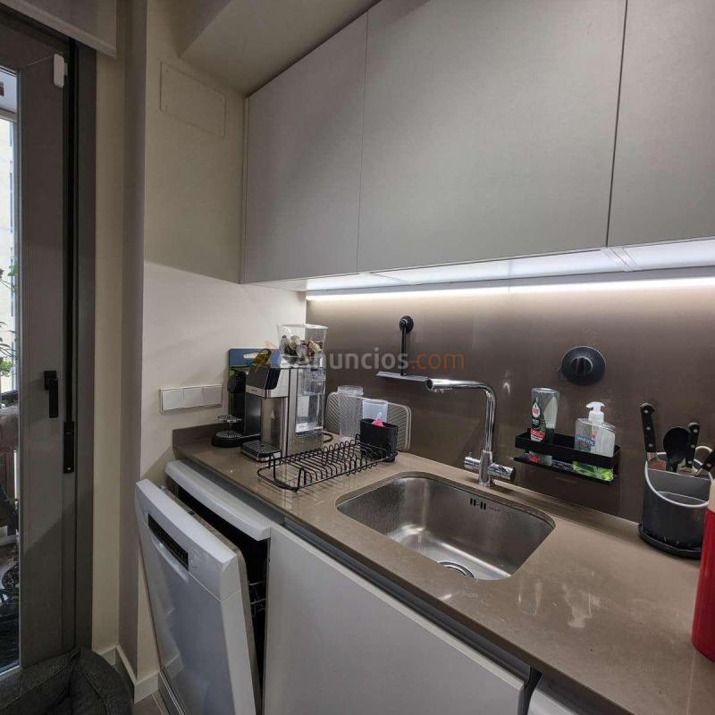 Valencia Rusa presenta un piso de dos dormitorios y dos baños con terraza, ascensor y piscina comunitaria en la avenida del Carrilet.