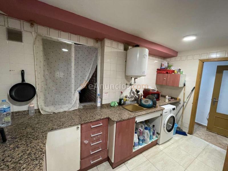 Solo para inversores. Piso de 3 dormitorios en Aldaia, con ascensor, que se vende con inquilino. Contacto: Valencia Rusa.