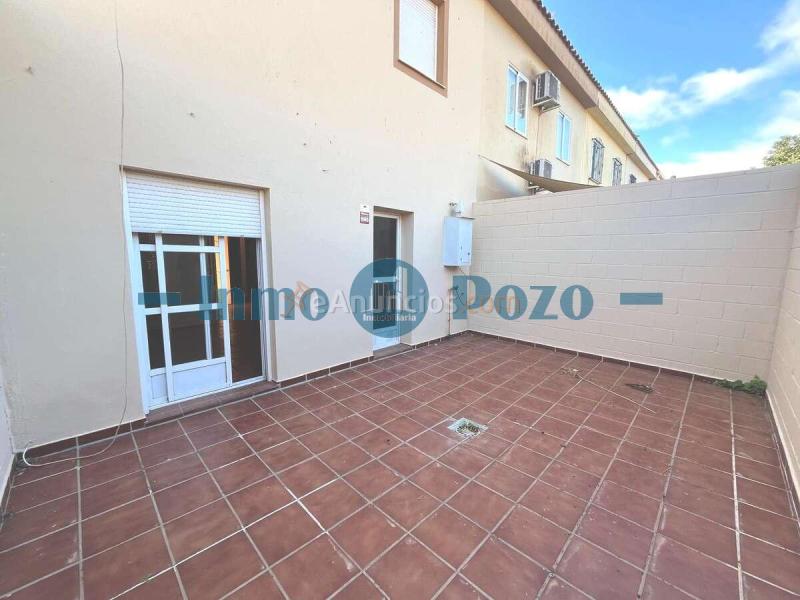 ???? Dúplex amplio en zona residencial por solo 139.900 € 4 habitaciones  2 baños  Garaje  2 patios  100 m útiles