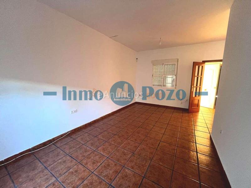 ???? Dúplex amplio en zona residencial por solo 139.900 € 4 habitaciones  2 baños  Garaje  2 patios  100 m útiles