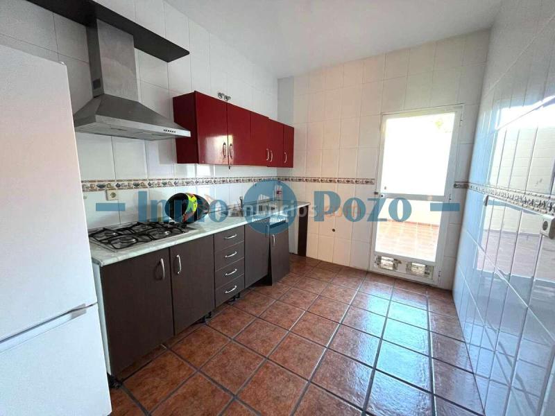 ???? Dúplex amplio en zona residencial por solo 139.900 € 4 habitaciones  2 baños  Garaje  2 patios  100 m útiles