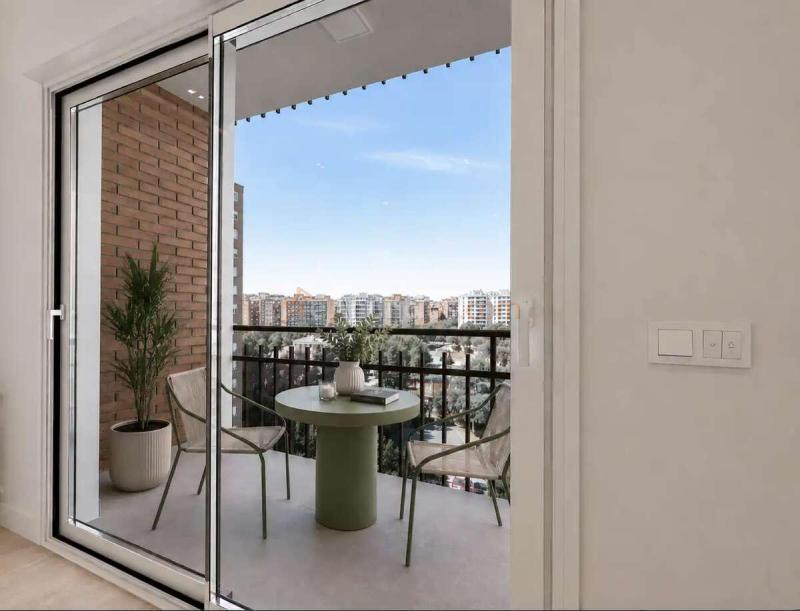 Piso reformado a estrenar con terraza, garaje y ascensor en La Paz, Madrid