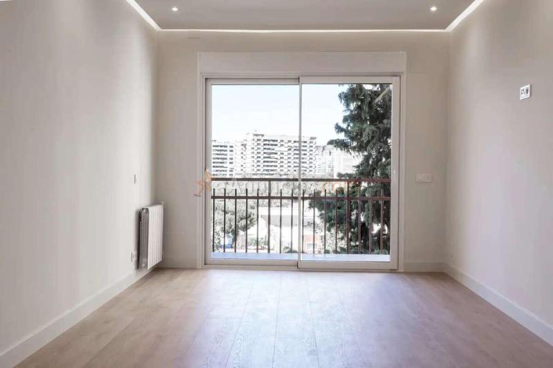 Piso reformado a estrenar con terraza, garaje y ascensor en La Paz, Madrid