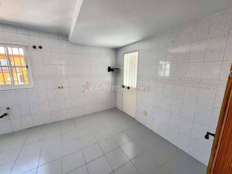 Pareado de 3 plantas con piscina privada en Calle Bizet, Alhaurín de la Torre