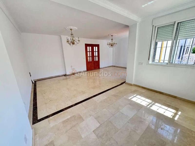 Pareado de 3 plantas con piscina privada en Calle Bizet, Alhaurín de la Torre