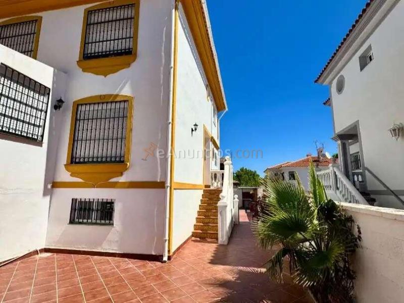 Pareado de 3 plantas con piscina privada en Calle Bizet, Alhaurín de la Torre