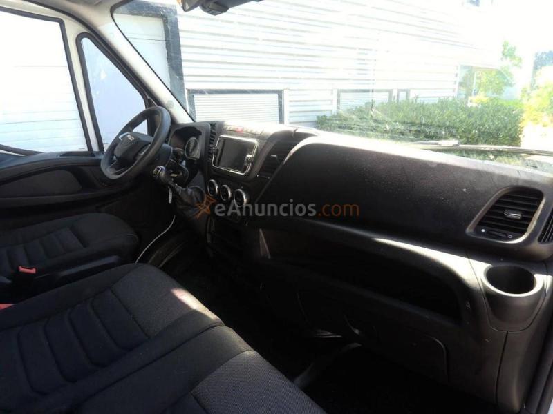 Iveco Daily CHASIS CABINA CARROZADO PAQUETERA CAMIÓN 3500 3.0D 160 CV CON PLATAFORMA ELEVADORA Y RUEDA GEMELA TRAMPILLA 