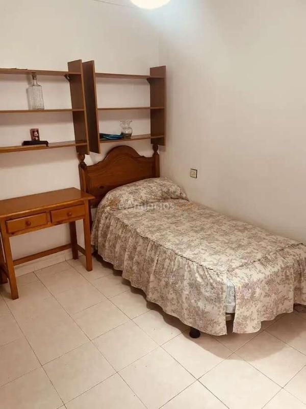 Piso amplio de 5 habitaciones en Cruz del Humilladero, Málaga