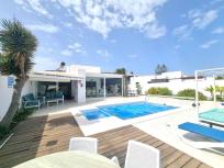 VILLA CON PISCINA EN PLAYA BLANCA