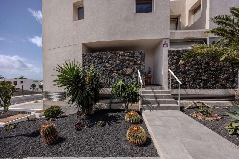 Espectacular adosado de Diseño Moderno y vistas al mar en Costa Teguise