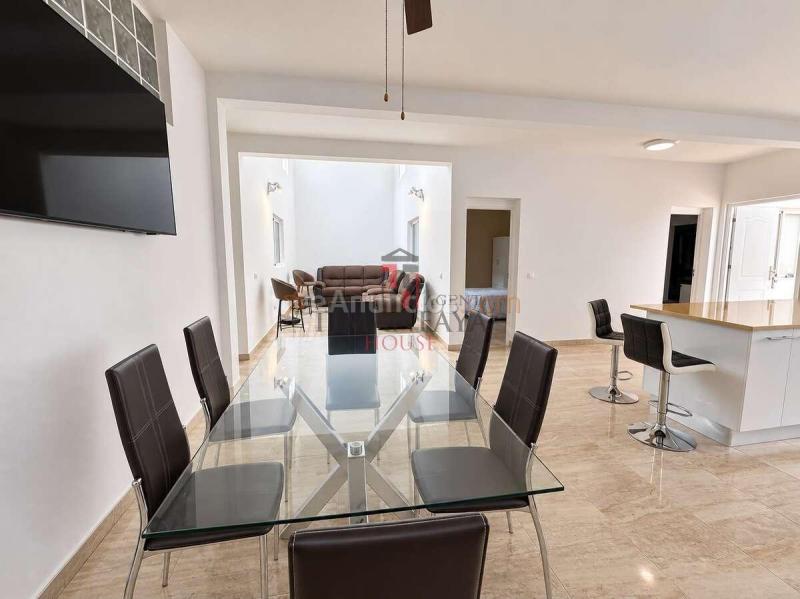 Preciosa vivienda en arrecife con vistas panorámicas, gran terraza y estudio independiente