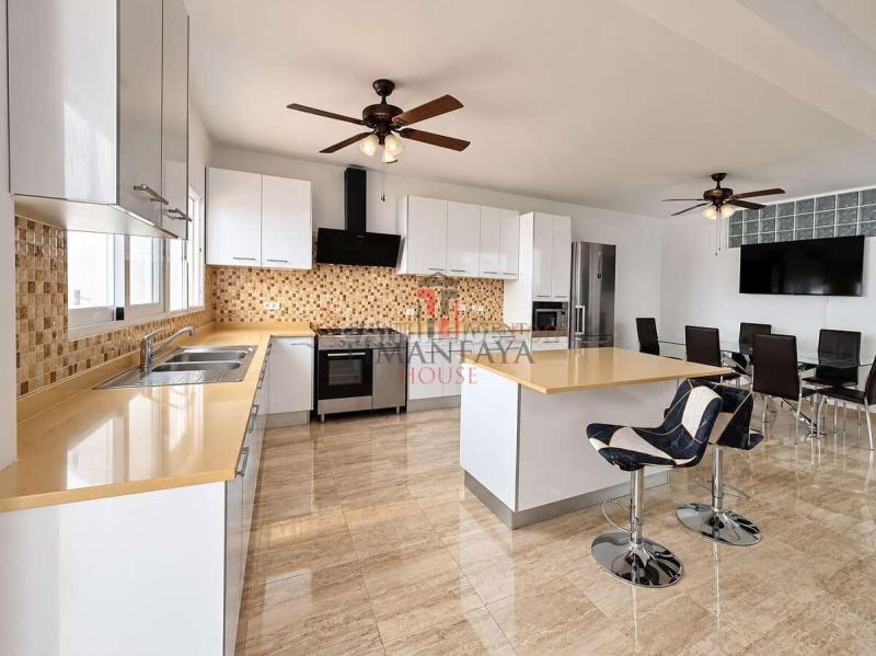 Preciosa vivienda en arrecife con vistas panorámicas, gran terraza y estudio independiente