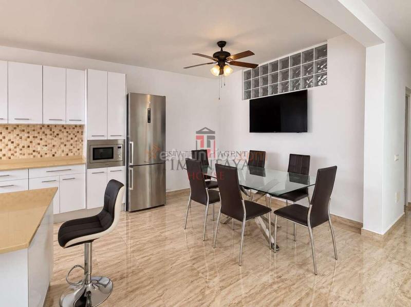 Preciosa vivienda en arrecife con vistas panorámicas, gran terraza y estudio independiente