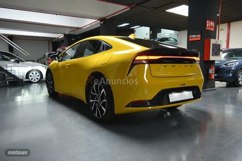 Toyota Prius Plug-In 220 Executive de 2023 con 13.000 Km por 38.700 EUR. en Madrid