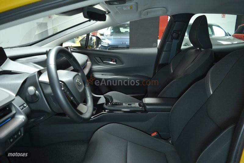 Toyota Prius Plug-In 220 Executive de 2023 con 13.000 Km por 38.700 EUR. en Madrid