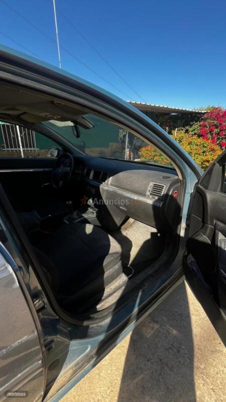 Opel Vectra elegance de 2005 con 245.000 Km por 2.100 EUR. en Valencia