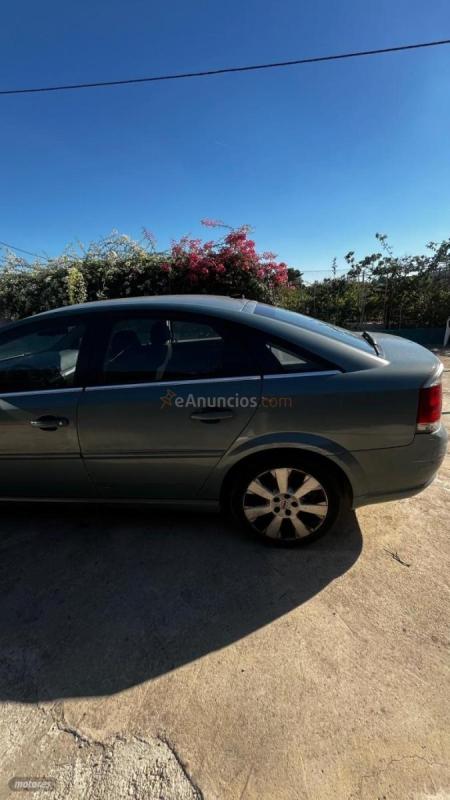 Opel Vectra elegance de 2005 con 245.000 Km por 2.100 EUR. en Valencia