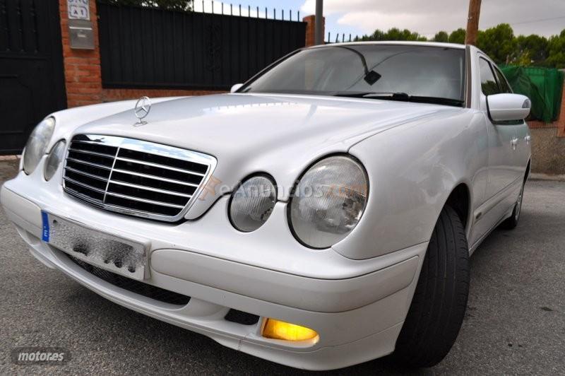 Mercedes Clase E 200 CDI AUT ELEGANCE-KLIMATIZADOR-ALARMA-LLANTAS de 2001 con 467.000 Km por 1.900 EUR. en Granada