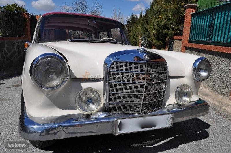 Mercedes 200 d colas w110 de 1972 con 111.000 Km por 27.700 EUR. en Granada