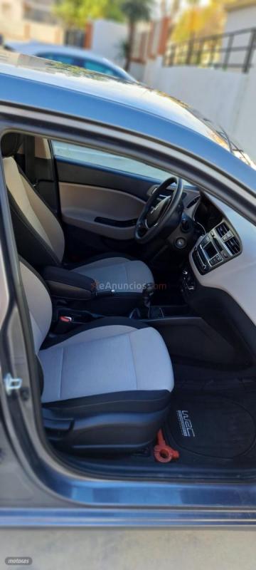 Hyundai i20 1.2 MPI Essence de 2016 con 54.000 Km por 8.500 EUR. en Malaga