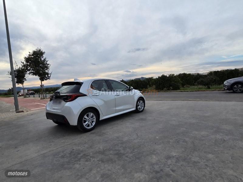 Toyota Yaris 1.5 120H Active Plus e-CVT de 2021 con 38.000 Km por 19.490 EUR. en Valencia
