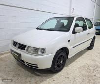 Volkswagen Polo 1.0 de 1999 con 120.000 Km por 2.100 EUR. en Sevilla