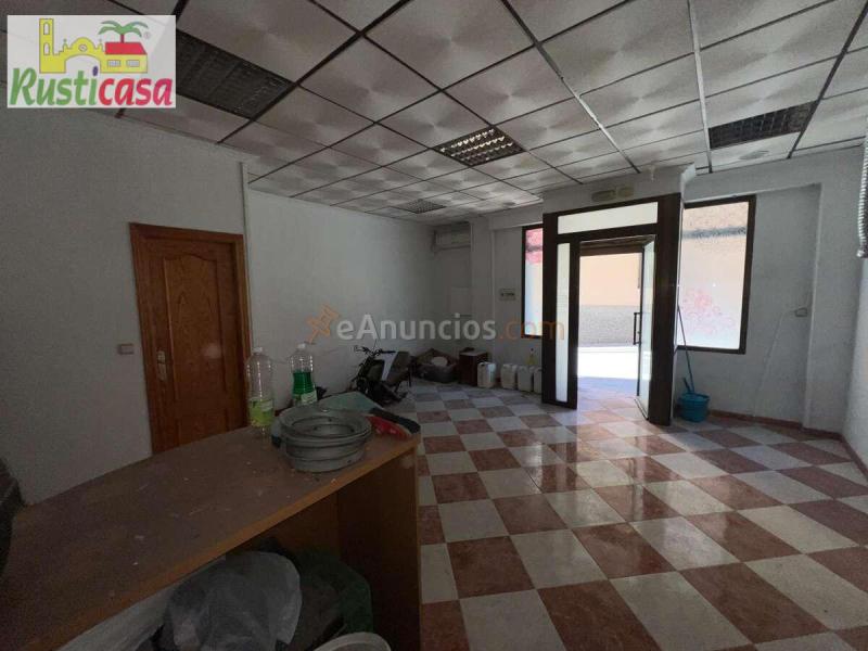 Local comercial bien situado.