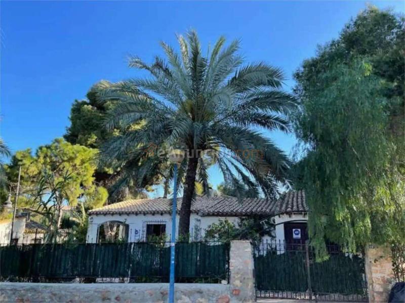 Chalet con amplia parcela en Punta Prima, Orihuela Costa