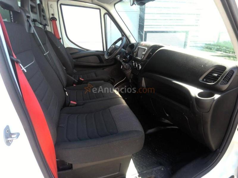 Iveco Daily CHASIS CABINA CARROZADO PAQUETERA CAMIÓN 3500 3.0D 160 CV CON PLATAFORMA ELEVADORA Y RUEDA GEMELA TRAMPILLA 