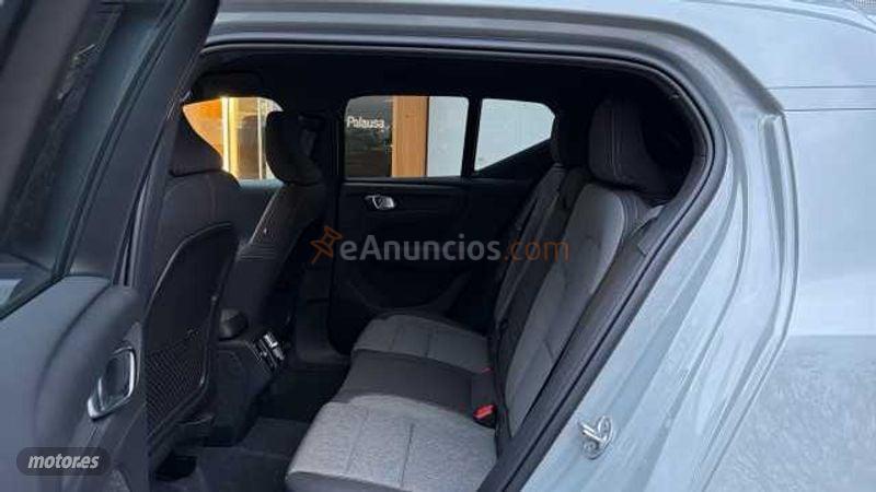 Volvo XC40 Core, B3 Mild hybrid, Gasolina de 2025 con 9.000 Km por 35.995 EUR. en Valladolid