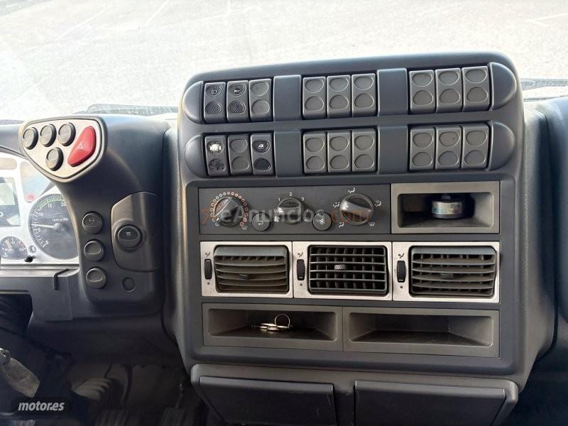 Iveco Eurocargo 6.0 TD CAJA CERRADA PLATAFORMA ELEVADORA-KLIMA AC de 2005 con 1.000.000 Km por 4.900 EUR. en Granada