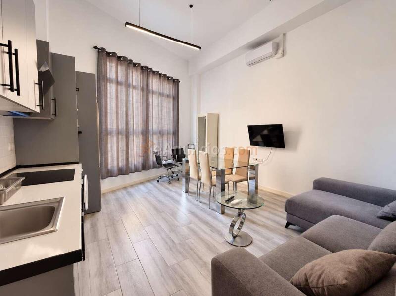 Local acondicionado como vivienda con 2 estancias interiores