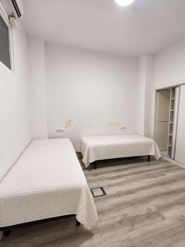 Local acondicionado como vivienda con 2 estancias interiores
