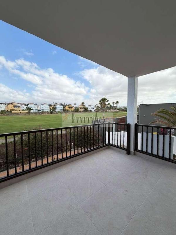Apartamento reformado con terraza y vistas al golf en Pebble Beach Village, Amarilla Golf