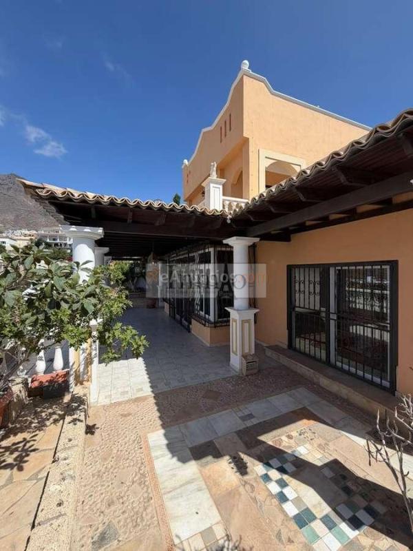 Villa independiente con piscina privada y vistas al mar en Torviscas Este, Adeje