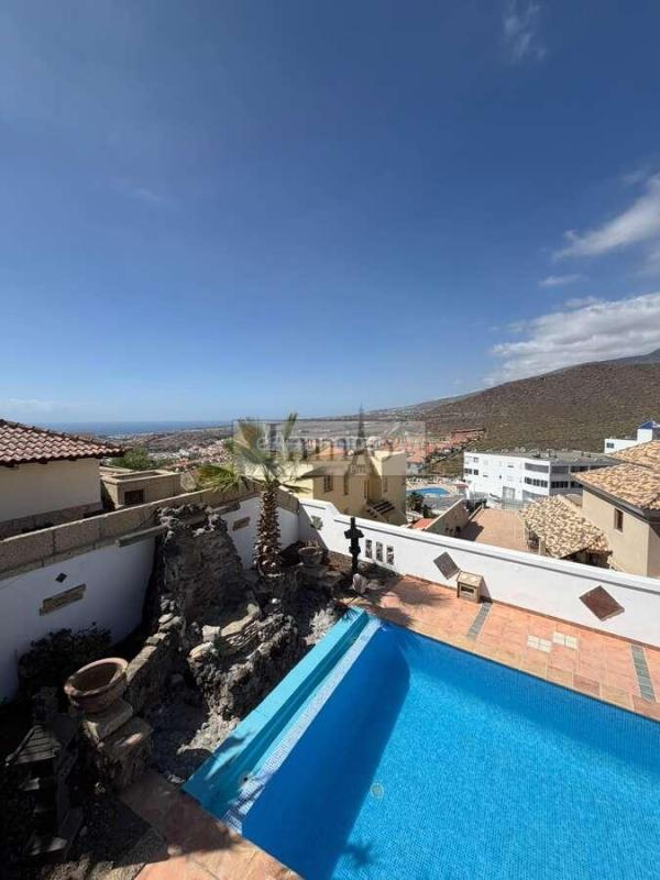 Villa independiente con piscina privada y vistas al mar en Torviscas Este, Adeje