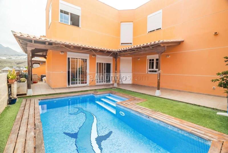Villa pareada reformada con piscina privada y vistas al mar en Los Cristianos