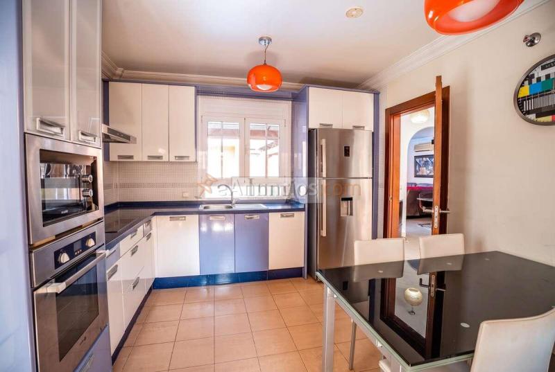 Villa pareada reformada con piscina privada y vistas al mar en Los Cristianos