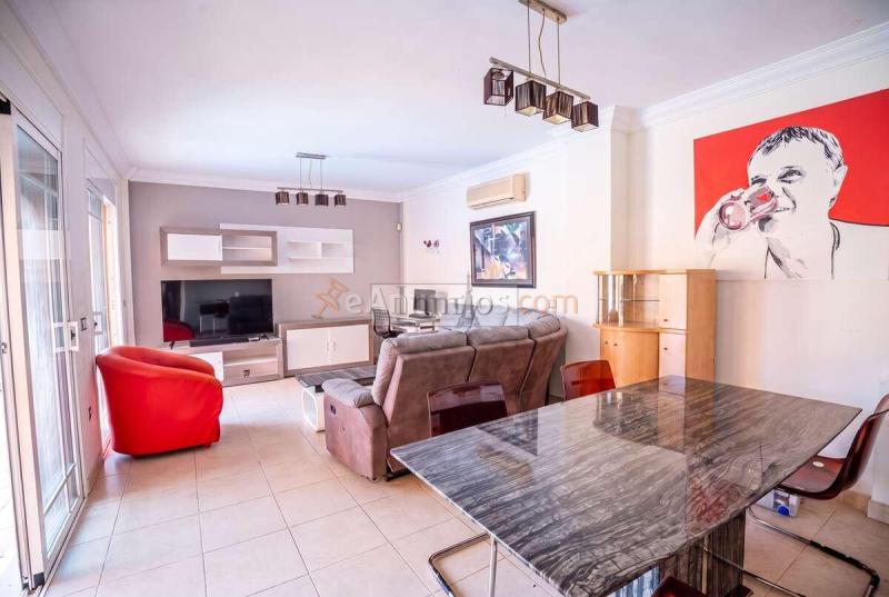 Villa pareada reformada con piscina privada y vistas al mar en Los Cristianos