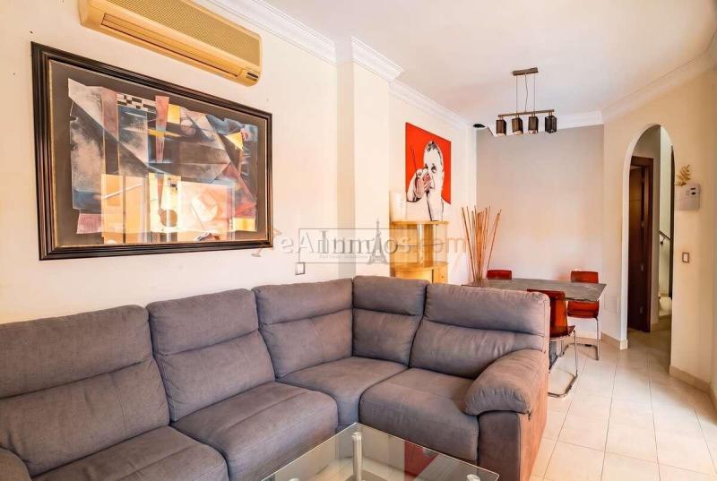 Villa pareada reformada con piscina privada y vistas al mar en Los Cristianos