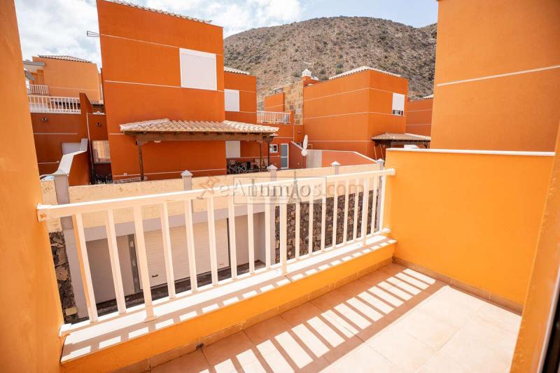 Villa pareada reformada con piscina privada y vistas al mar en Los Cristianos
