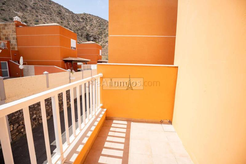 Villa pareada reformada con piscina privada y vistas al mar en Los Cristianos