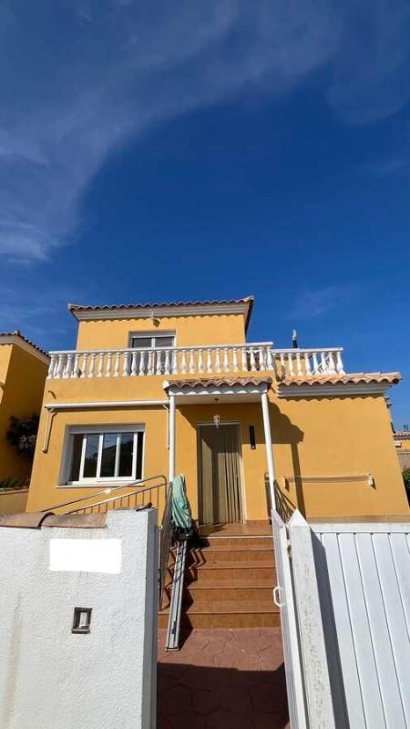 Exclusivo chalet independiente con piscina privada en El Saldonar, Vinars – A 200 m de la playa y con supermercado a 4 min a pie.