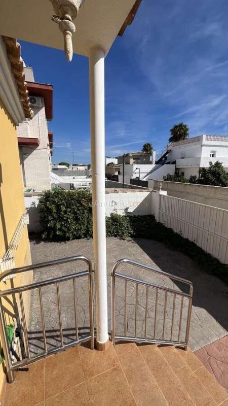 Exclusivo chalet independiente con piscina privada en El Saldonar, Vinars – A 200 m de la playa y con supermercado a 4 min a pie.
