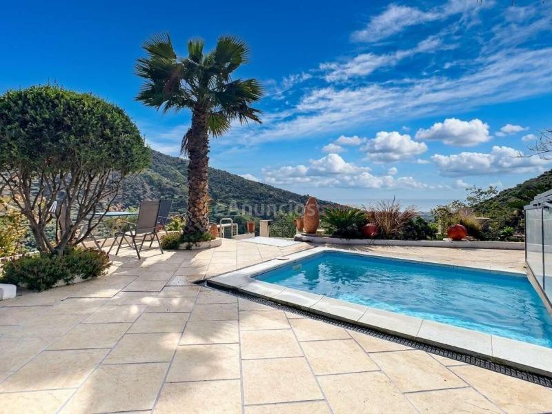 Villa totalmente legal con piscina registrada, pozo propio y preciosas vistas al mar Mediterráneo.